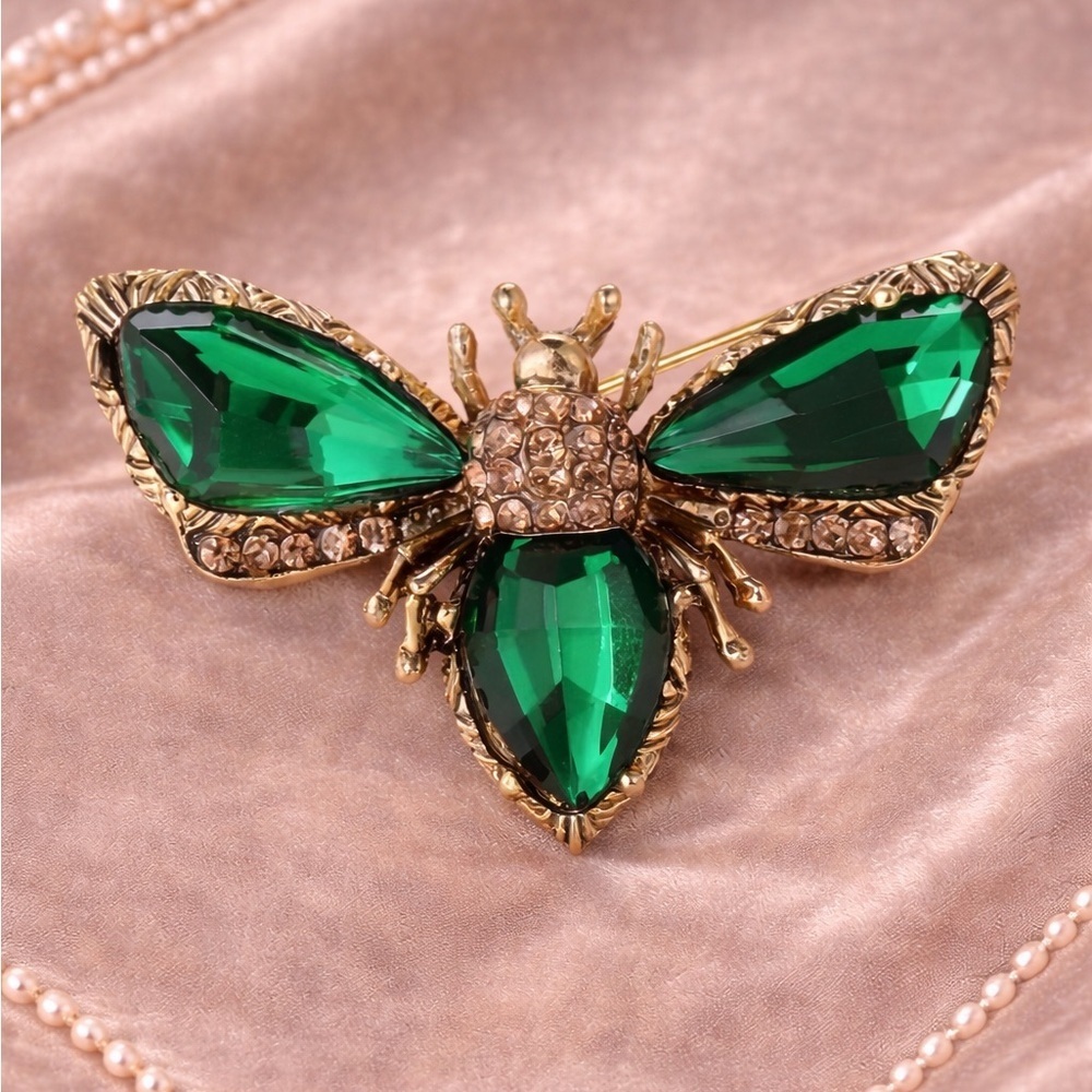 Vintage Emerald Green Gem Insect Brooch — Gold Tone